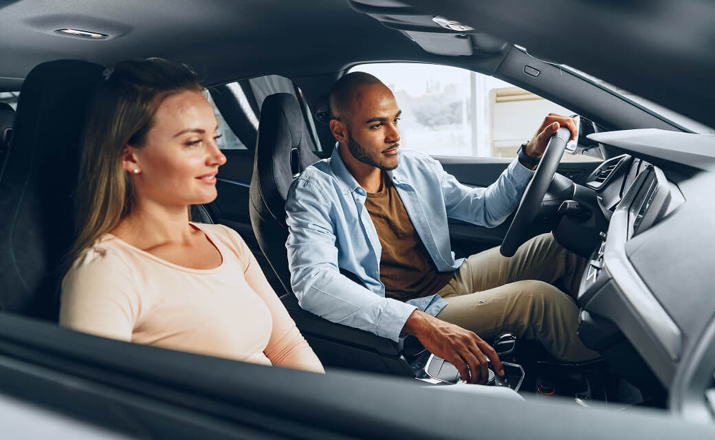 Manual or Automatic Driving Lessons: Which Is Right for You?